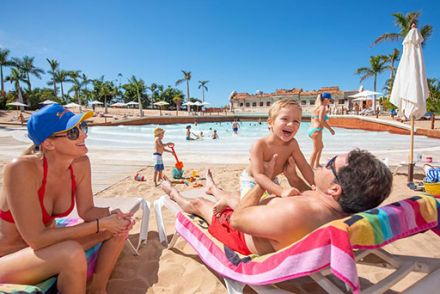 Coco Beach Piscina de olas con playa de arena para niños Siam Park Tenerife
